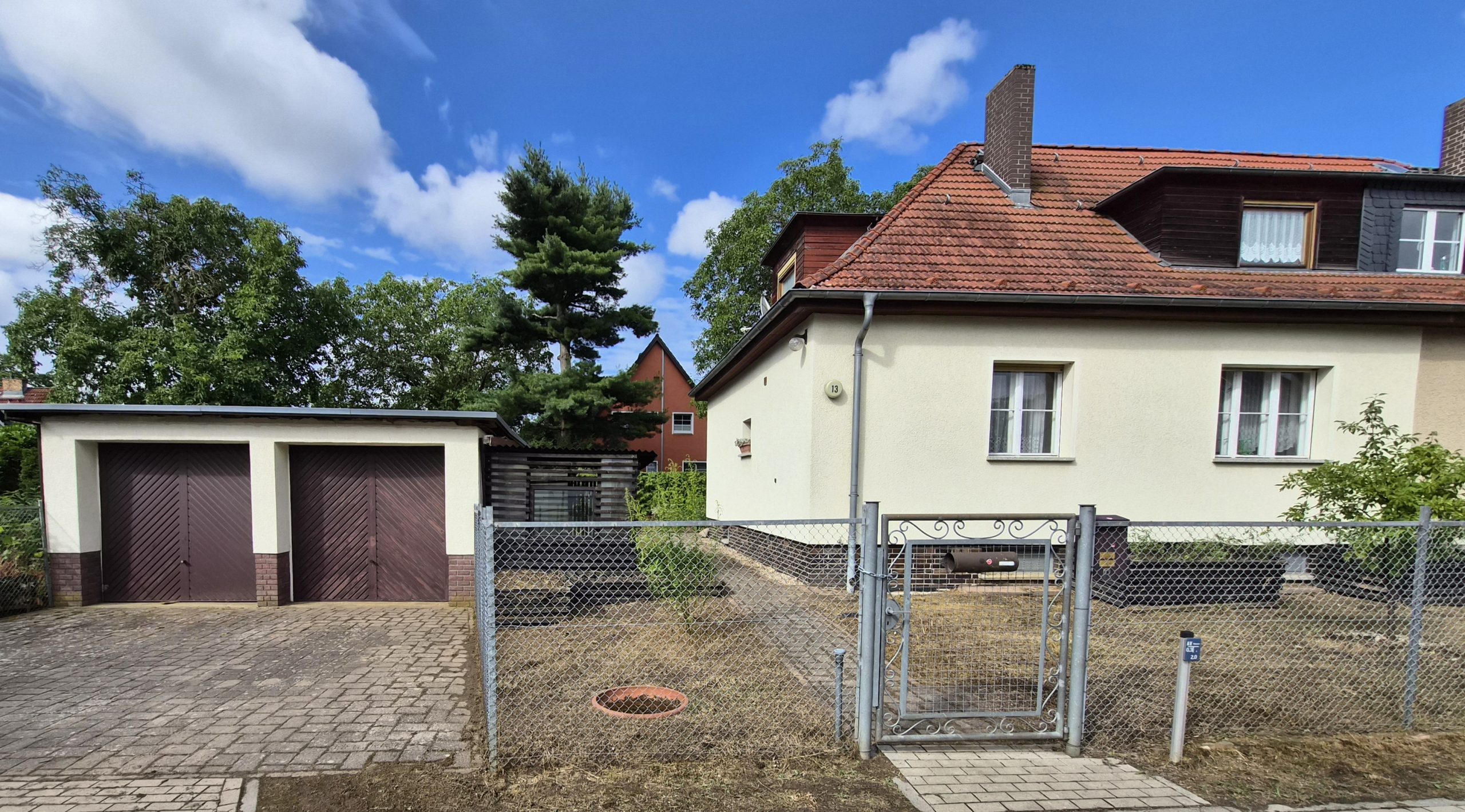 Charmante Doppelhaushälfte mit großem Grundstück Doppelgarage und viel Potenzial in begehrter Lage von Teltow